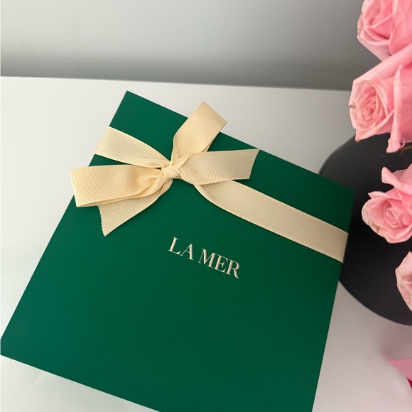 La Mer Emerald Box with Ivory Ribbon - Picture 1 of 3